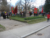 1918 punaisten muistomerkin kukittaminen. 